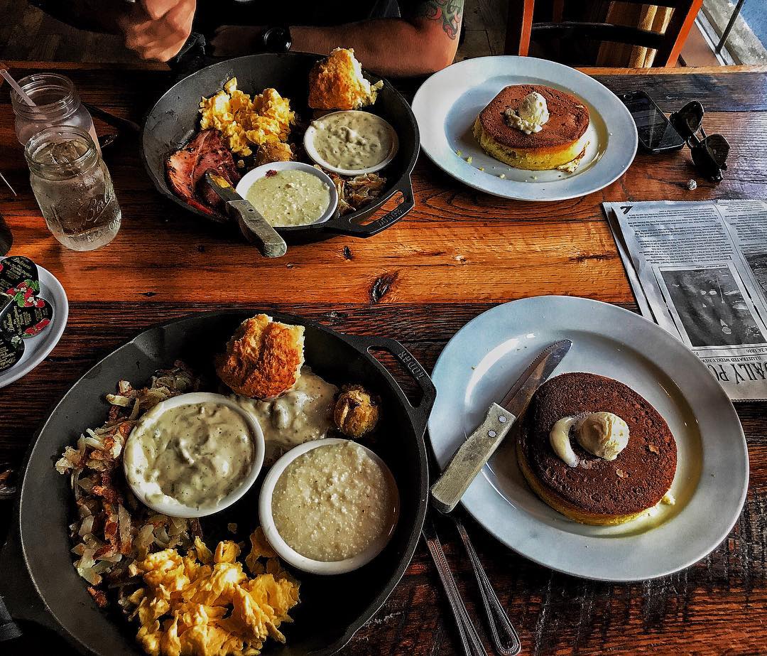 Crockett's 1875 Breakfast Camp in Gatlinburg [Video Review]
