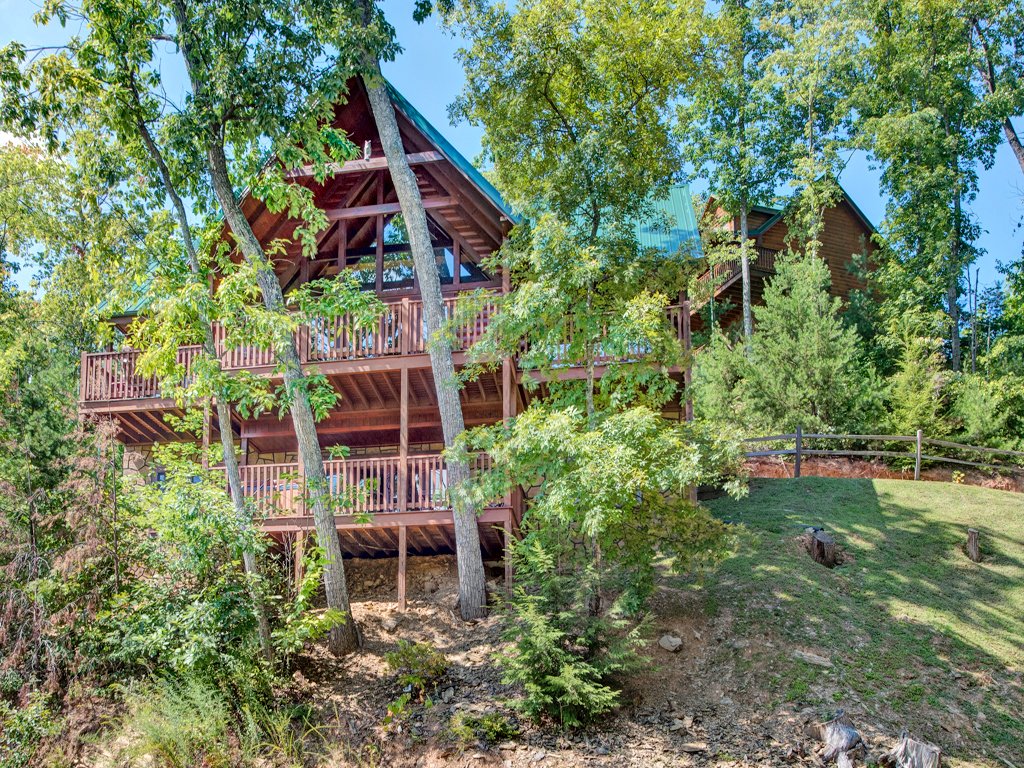 Chimney Top Overlook Cabin in Gatlinburg w/ 4 BR (Sleeps14)