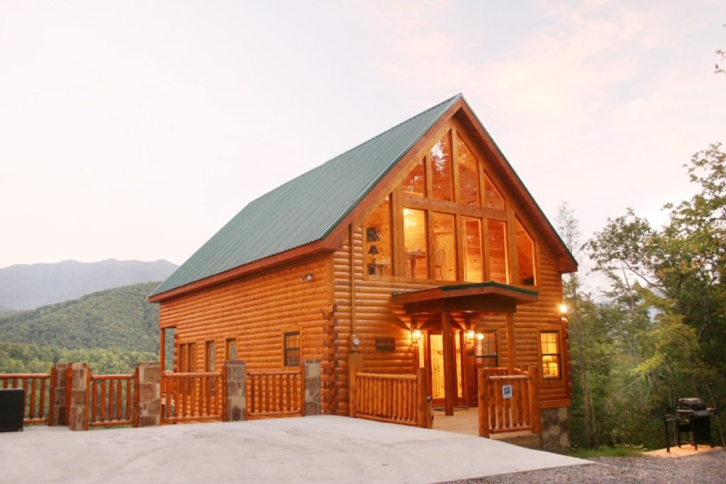 Bear's Eye View Cabin in Gatlinburg w/ 4 BR (Sleeps14)