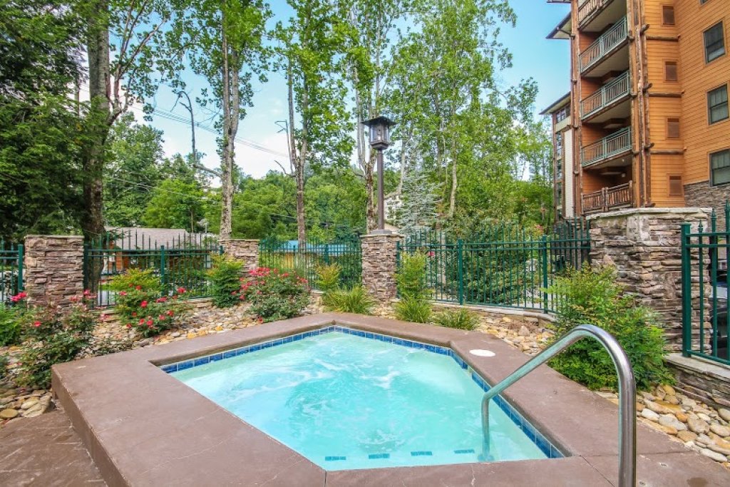 Baskins Creek 311 in Gatlinburg w/ 2 BR (Sleeps6)