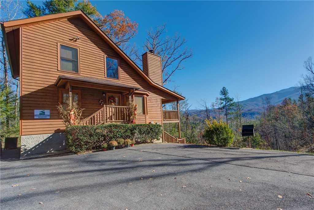 Cabin in Gatlinburg w/ 4 BR (Sleeps12)