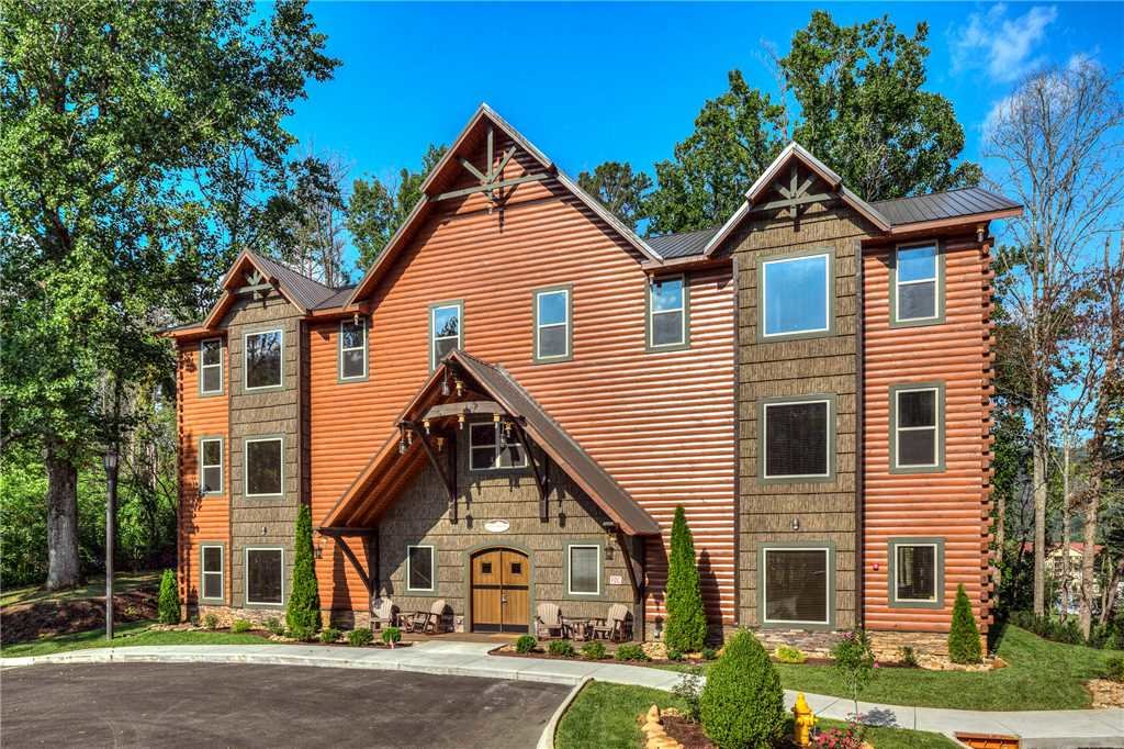 The Big Oak Lodge in Gatlinburg w/ 16 BR (Sleeps76)