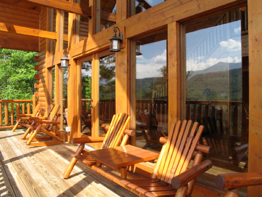 Bear's Eye View Cabin in Gatlinburg w/ 4 BR (Sleeps14)
