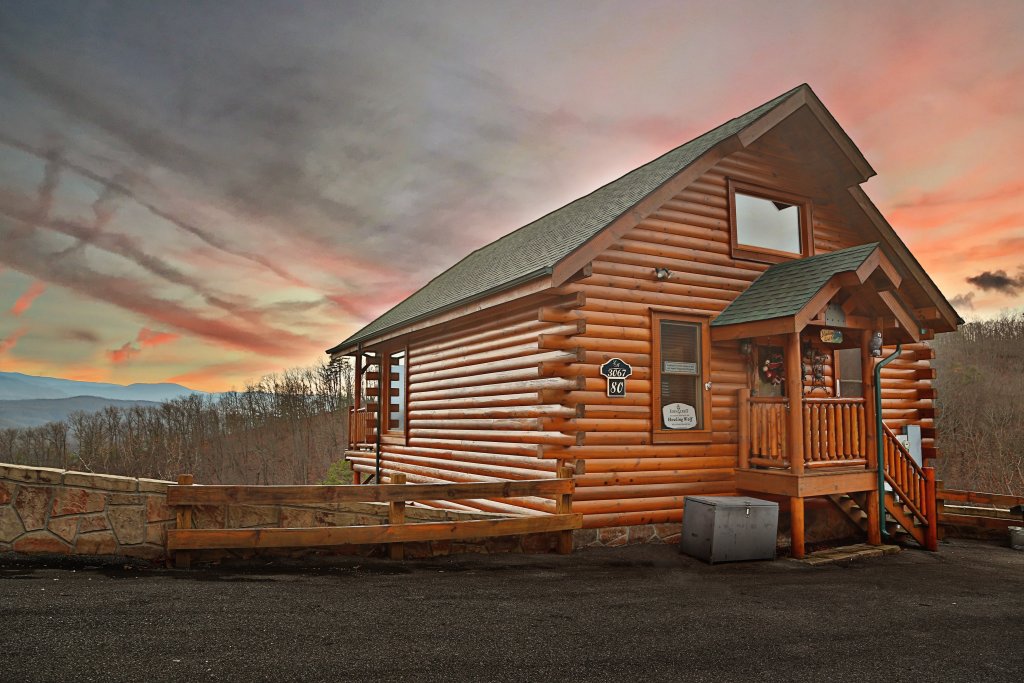 Howling Wolf Cabin in Sevierville w/ 1 BR (Sleeps4)