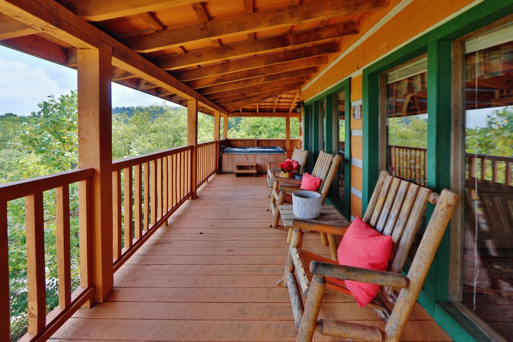 A Walk In The Clouds Cabin in Sevierville w/ 2 BR (Sleeps6)