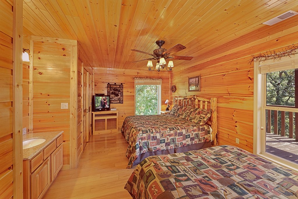 Big Bear Lodge Cabin In Sevierville W 7 Br Sleeps34