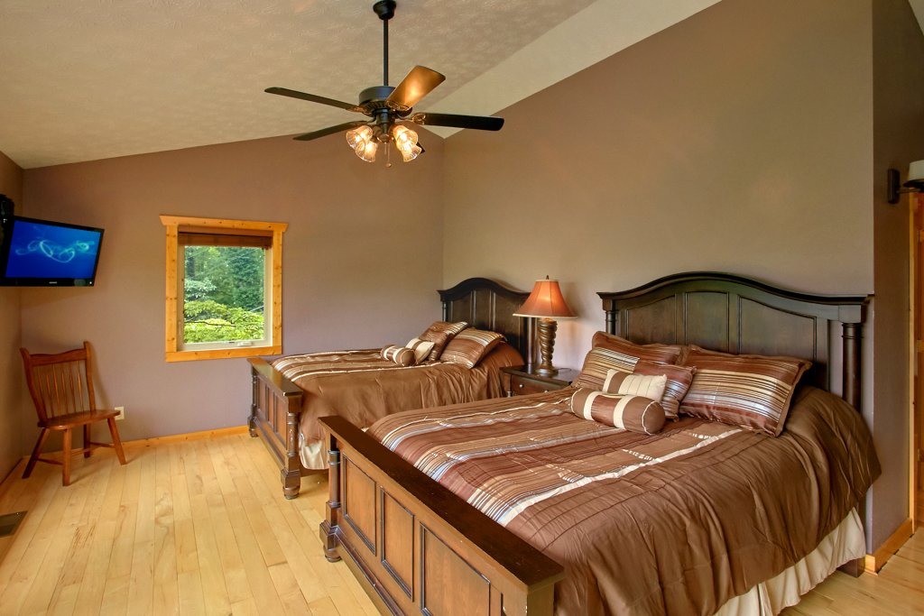 Knockin On Heavens Door Cabin in Gatlinburg w/ 4 BR (Sleeps14)