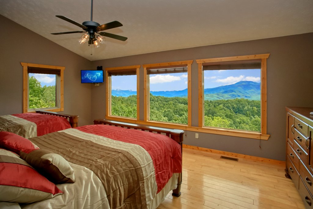 Knockin On Heavens Door Cabin in Gatlinburg w/ 4 BR (Sleeps14)