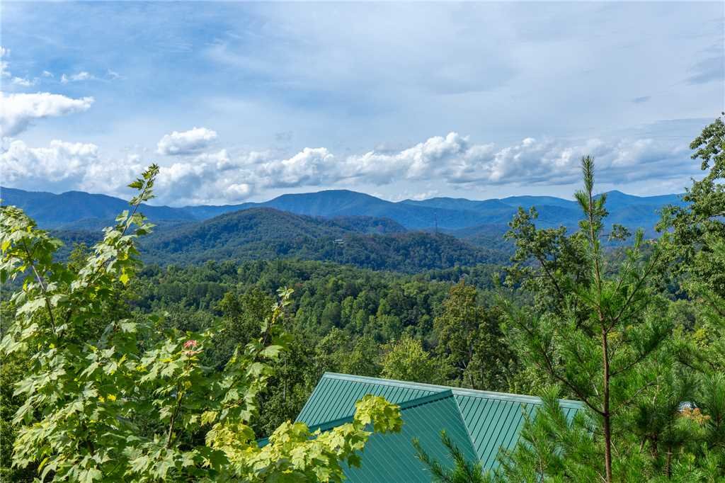 Chimney Top Overlook Cabin in Gatlinburg w/ 4 BR (Sleeps14)
