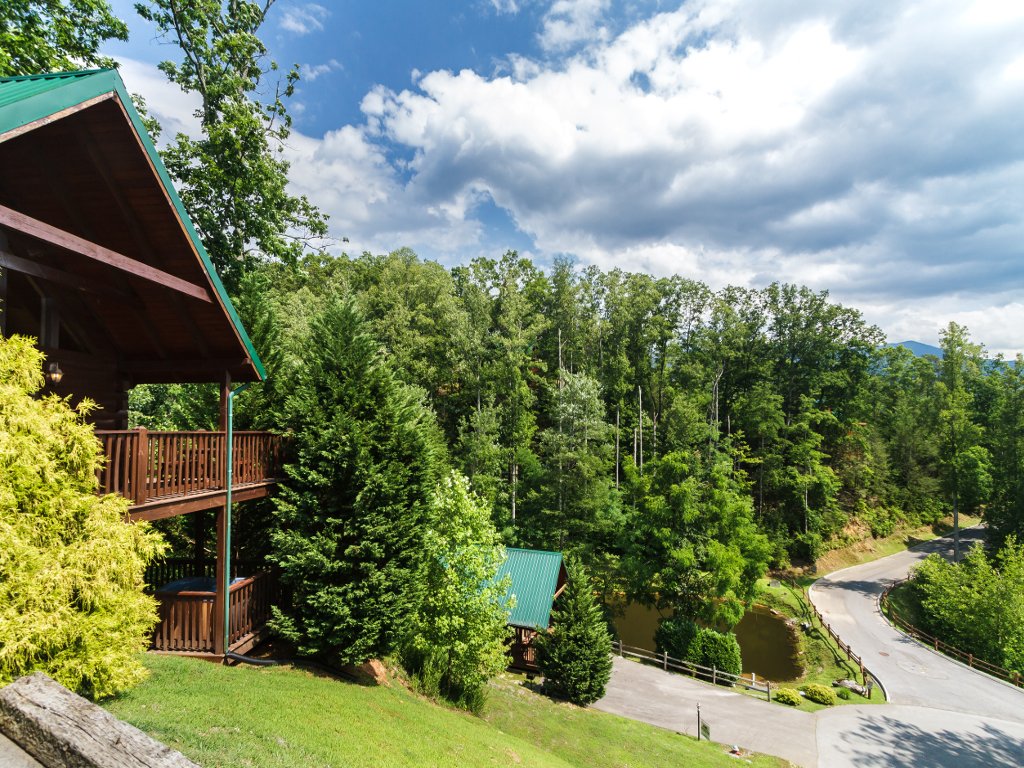 Saddle Ridge Cabin in Gatlinburg w/ 2 BR (Sleeps8)