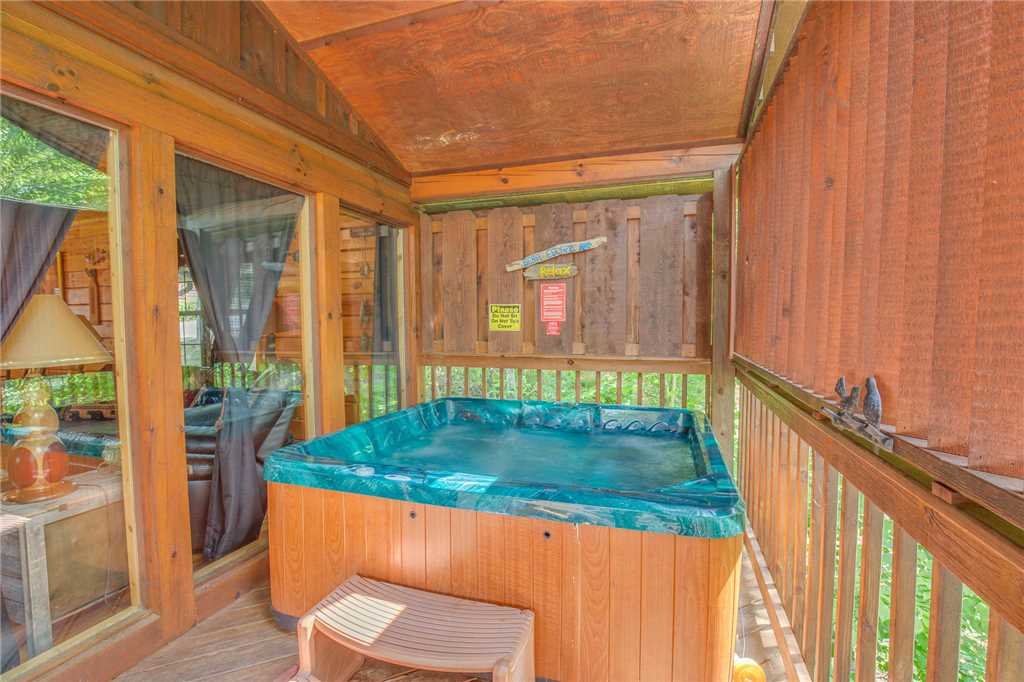 Bear Escape Cabin in Sevierville w/ 1 BR (Sleeps4)
