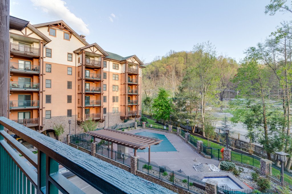 Baskins Creek 204 in Gatlinburg w/ 2 BR (Sleeps6)