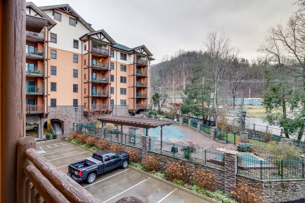 Baskins Creek 104 in Gatlinburg w/ 2 BR (Sleeps6)