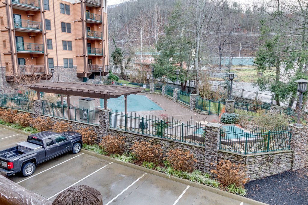 Baskins Creek 104 in Gatlinburg w/ 2 BR (Sleeps6)