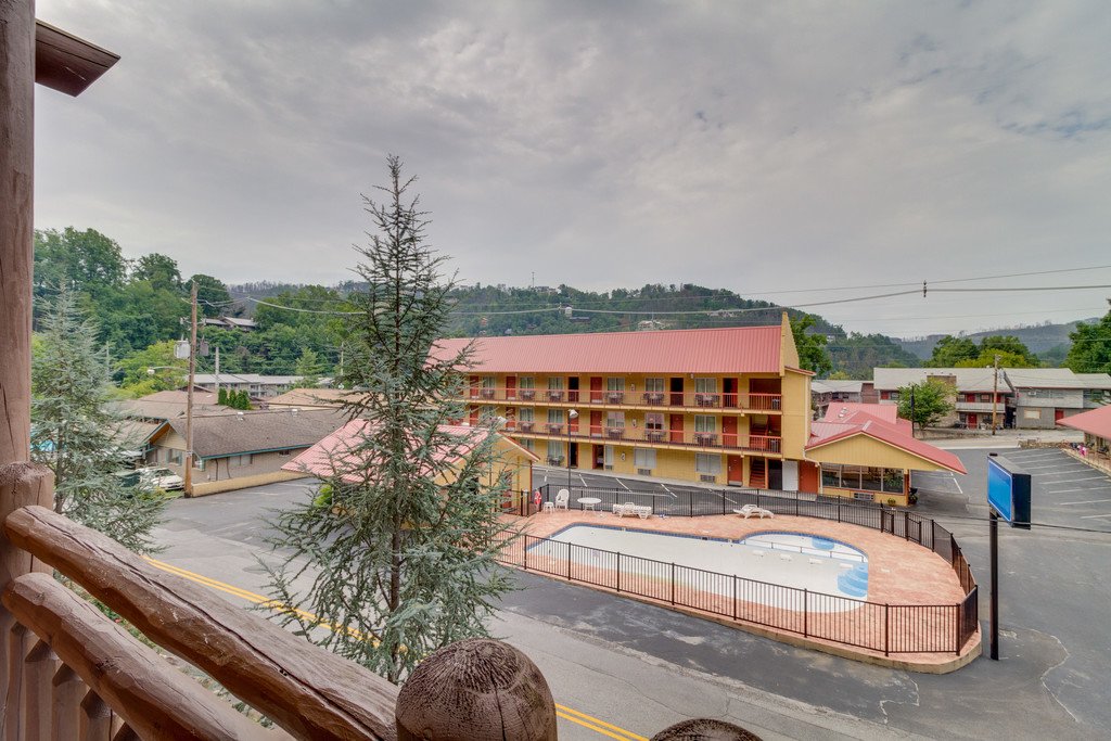 Baskins Creek 107 in Gatlinburg w/ 2 BR (Sleeps6)