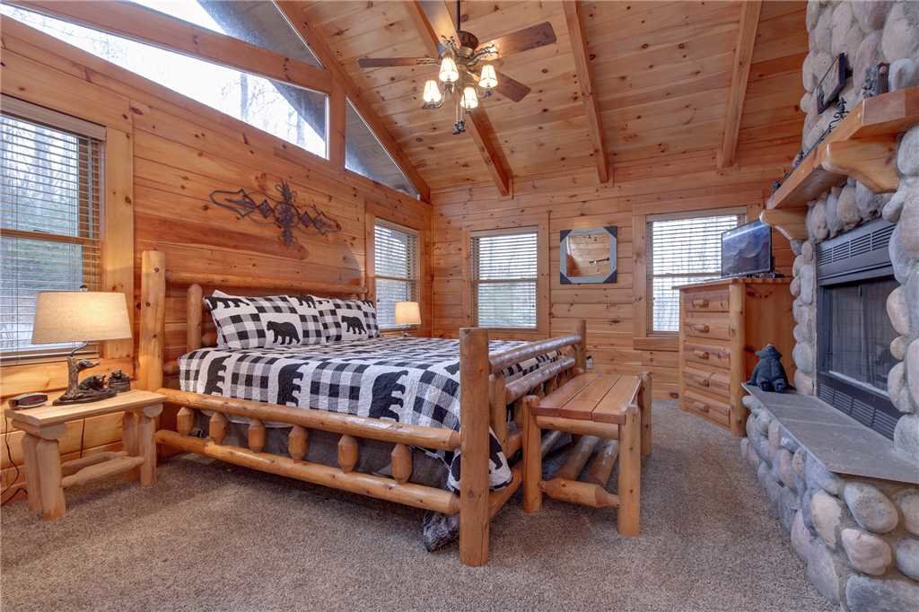 Bear Paws in Gatlinburg w/ 2 BR (Sleeps4)