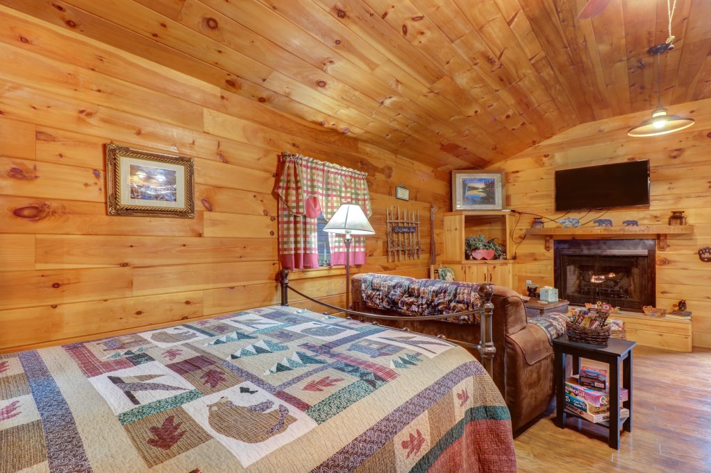 The Bear Paw in Sevierville w/ 1 BR (Sleeps2)