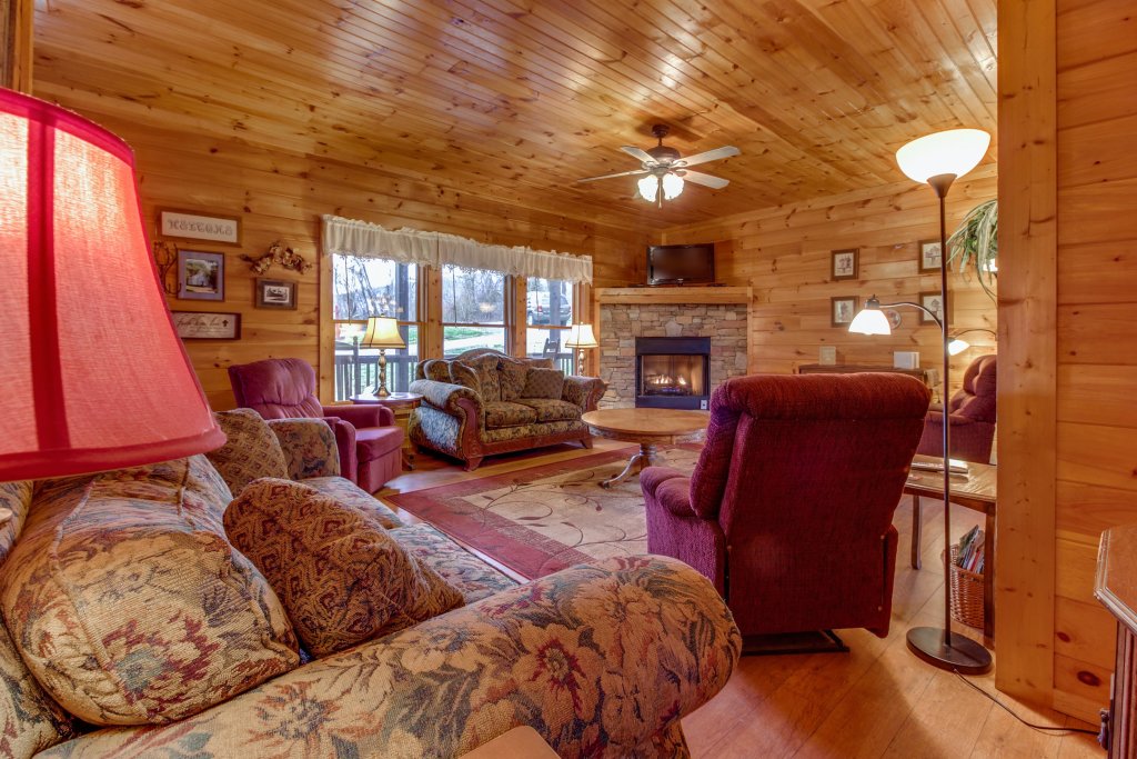 Amazing Grace Cabin in Sevierville w/ 4 BR (Sleeps10)