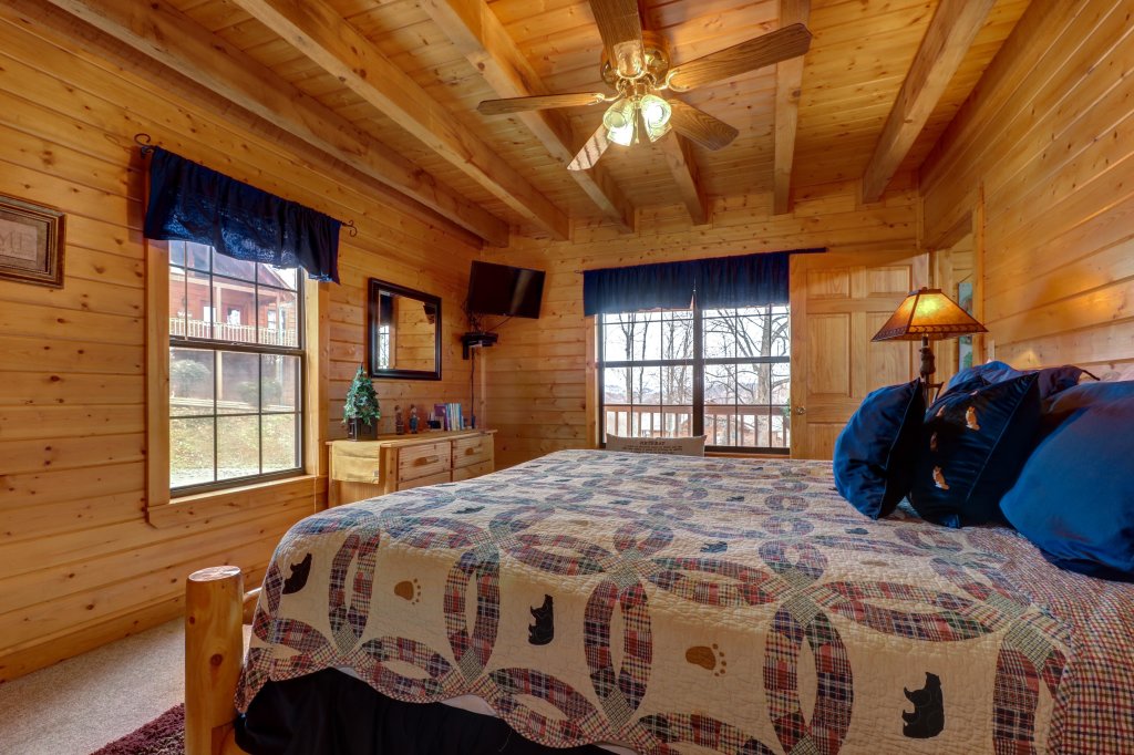 Fox Hollow Cabin in Sevierville w/ 3 BR (Sleeps12)