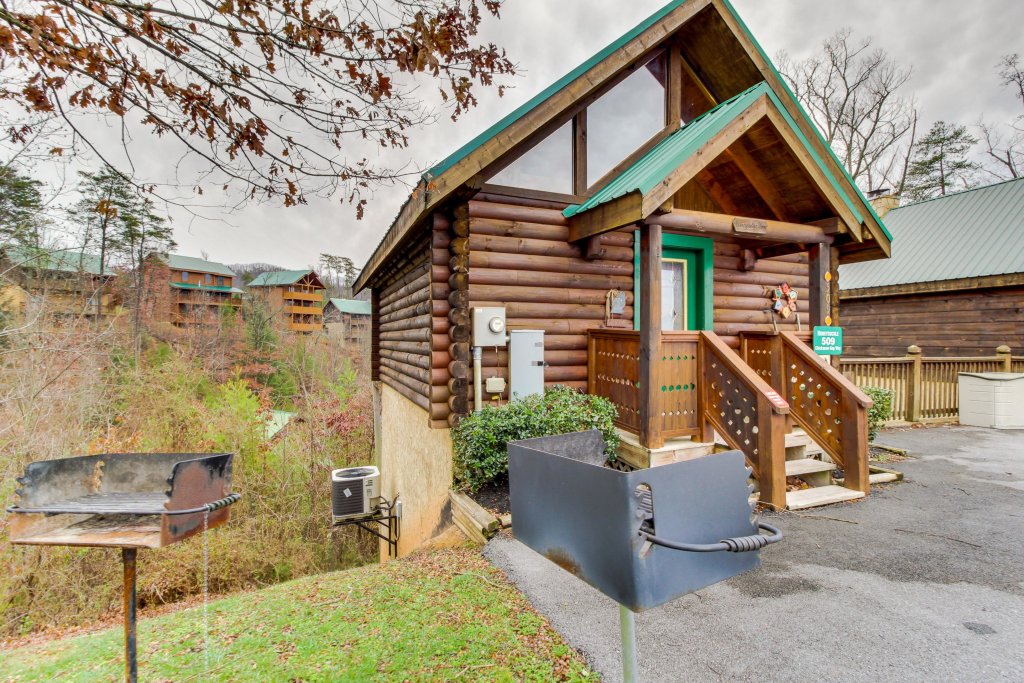 Arrowhead Log Cabin Resort Honeysuckle Home Cabin in Pigeon w/ 1