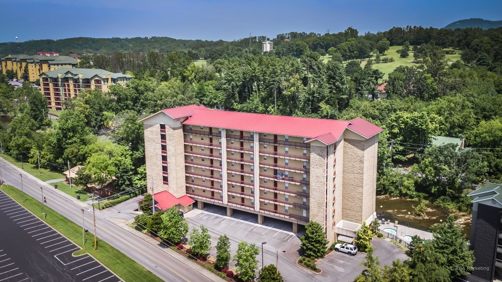 Cedar Lodge 105 in Pigeon w/ 3 BR (Sleeps8)