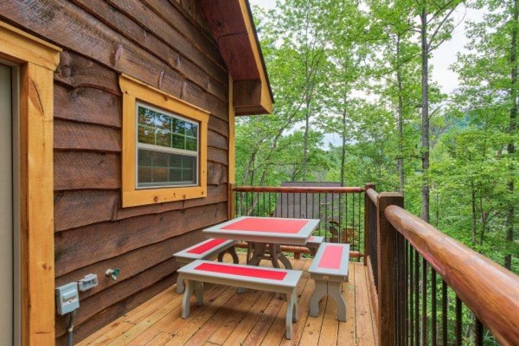 Pigeon Treehouse in Sevierville w/ 1 BR (Sleeps6)