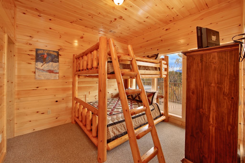 Eagles Nest Cabin in Gatlinburg w/ 3 BR (Sleeps10)