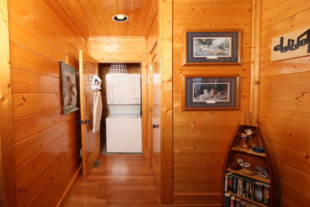 Howling Wolf Cabin in Sevierville w/ 1 BR (Sleeps4)