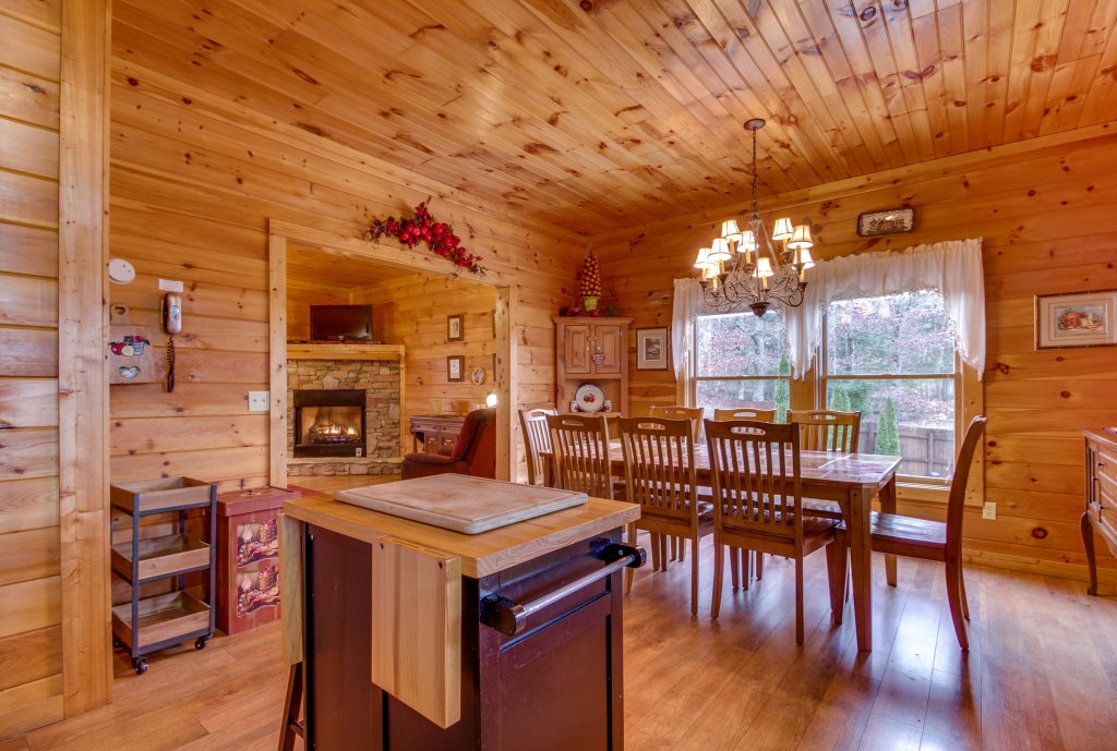 Amazing Grace Cabin in Sevierville w/ 4 BR (Sleeps10)