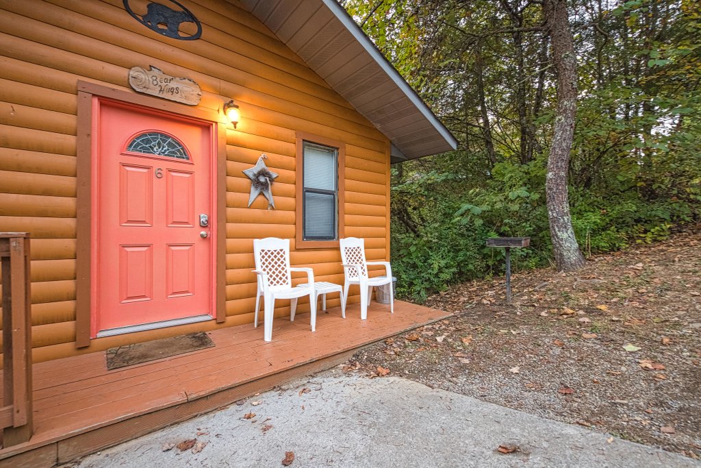 Bear Hugs Cabin In Pigeon Forge W 1 Br Sleeps2