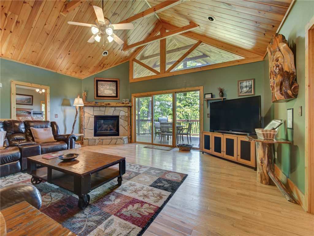 Riversong Romance Cabin in Sevierville w/ 2 BR (Sleeps4)