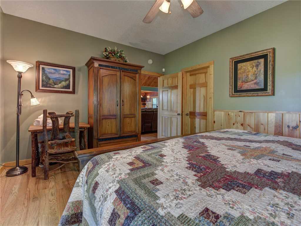 Riversong Romance Cabin in Sevierville w/ 2 BR (Sleeps4)