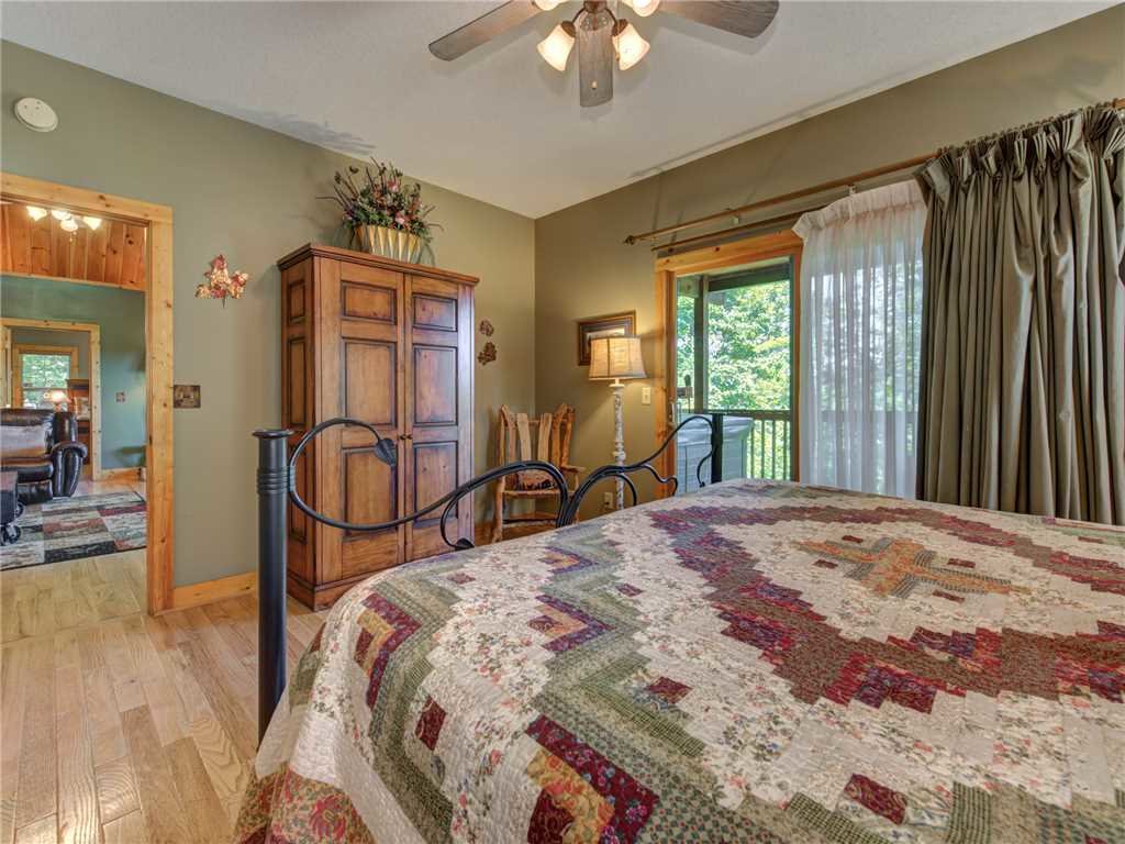 Riversong Romance Cabin in Sevierville w/ 2 BR (Sleeps4)