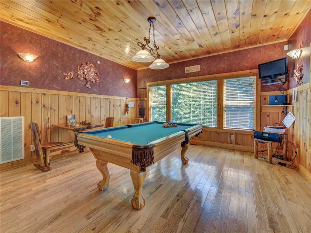 Riversong Romance Cabin in Sevierville w/ 2 BR (Sleeps4)