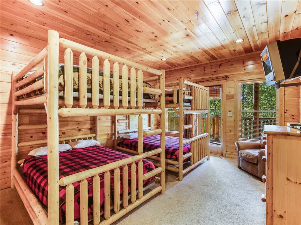 Big Bear Lodge Cabin in Gatlinburg w/ 5 BR (Sleeps26)