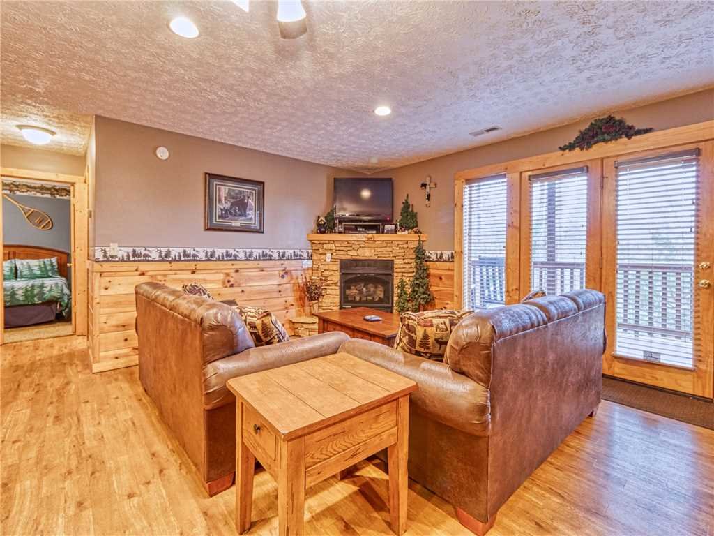Gatlinburg Getaway Cabin In Gatlinburg W 5 Br Sleeps22