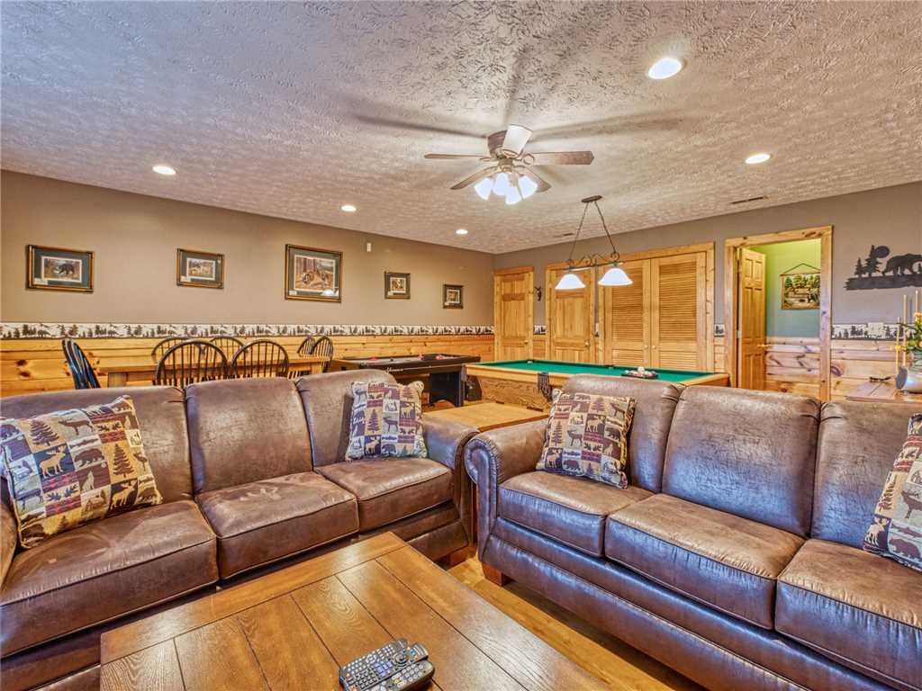 Gatlinburg Getaway Cabin In Gatlinburg W 5 Br Sleeps22