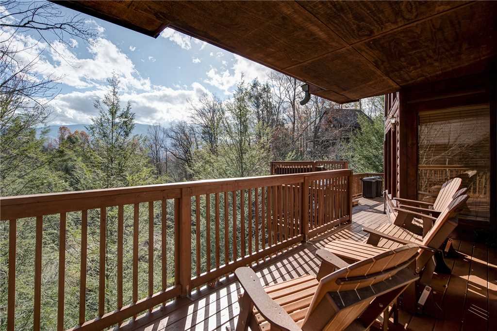Cabin in Gatlinburg w/ 4 BR (Sleeps10)