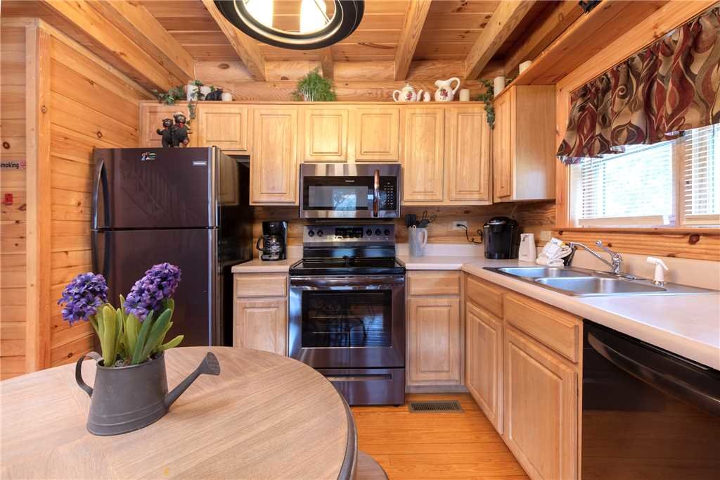 Candle Light Cabin in Sevierville w/ 2 BR (Sleeps6)