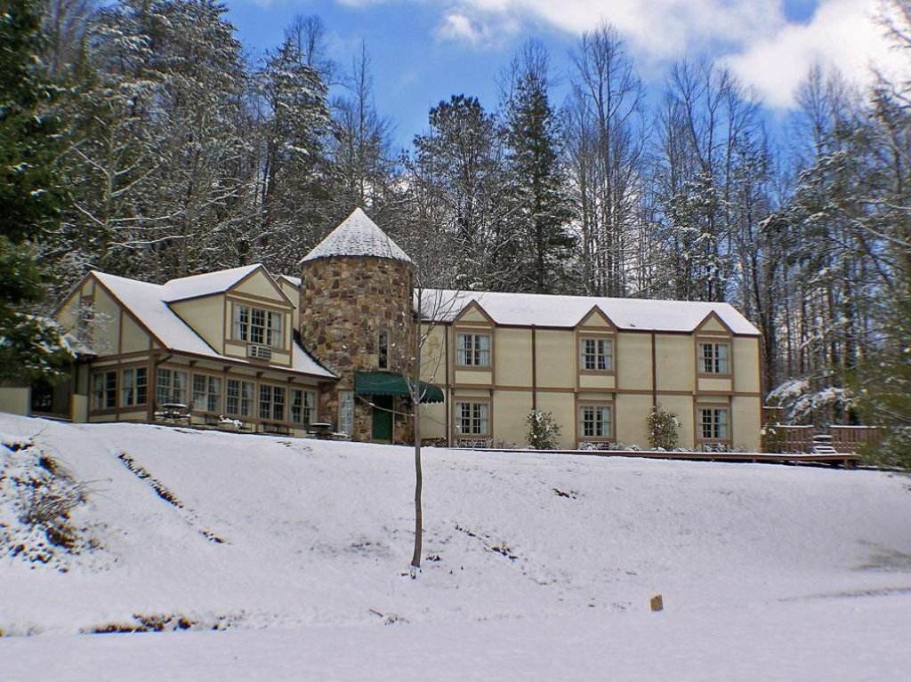 Castle On The Green in Gatlinburg w/ 9 BR (Sleeps28)