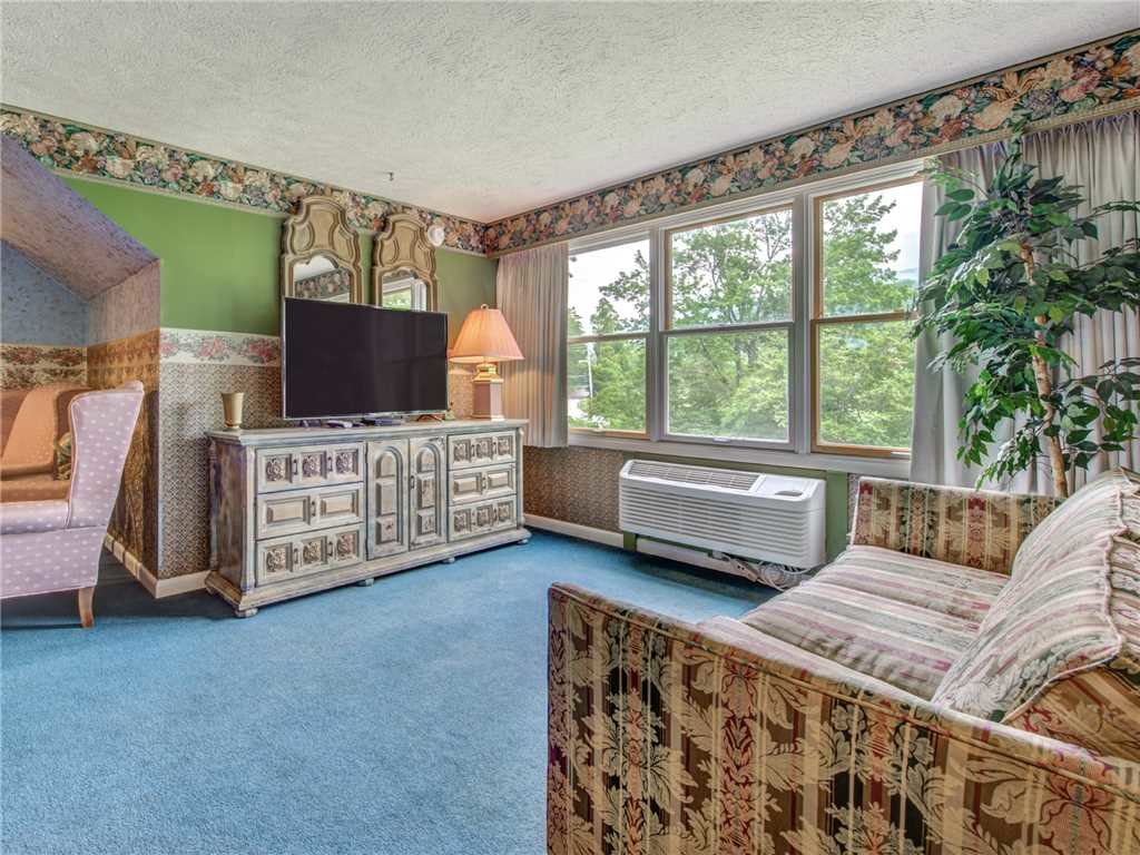 Castle On The Green in Gatlinburg w/ 9 BR (Sleeps28)