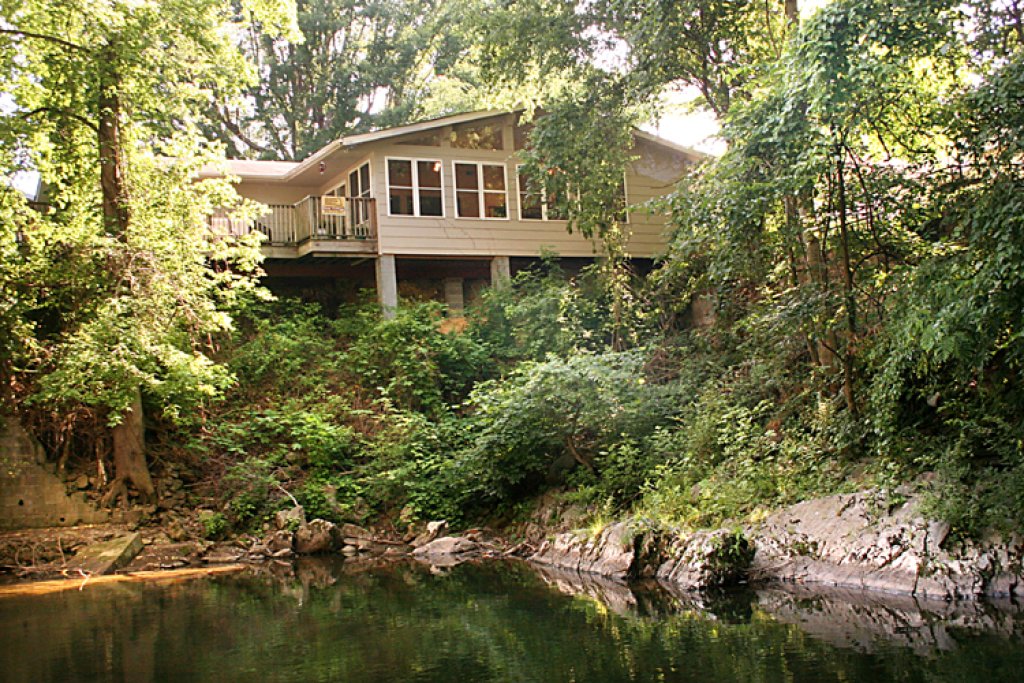 River Cottage Cabin in Gatlinburg w/ 3 BR (Sleeps8)