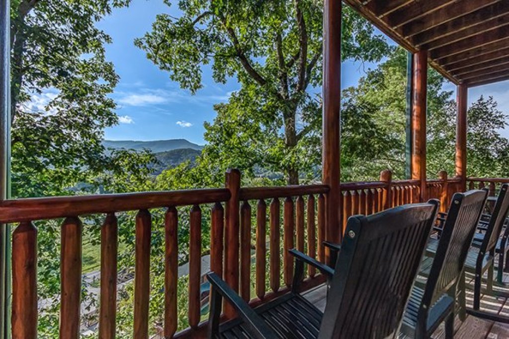 Bearfoot Lodge in Sevierville w/ 5 BR (Sleeps16)