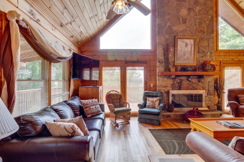 Mountain Majesty Sky Harbor in Sevierville w/ 3 BR (Sleeps10)