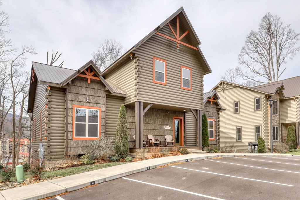 The Mighty Crabapple Manor in Gatlinburg w/ 8 BR (Sleeps46)