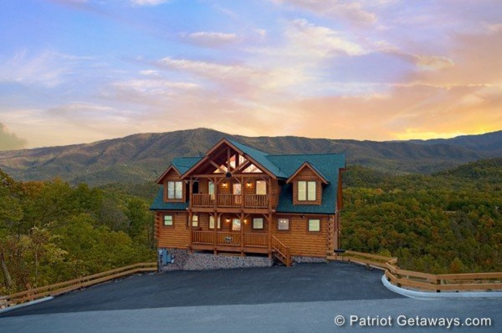 Grand Timber Lodge in Sevierville w/ 5 BR (Sleeps18)
