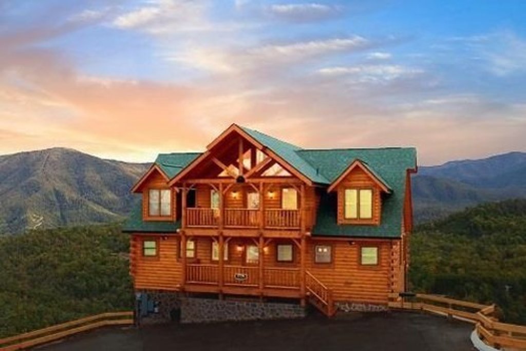 Grand Timber Lodge in Sevierville w/ 5 BR (Sleeps18)