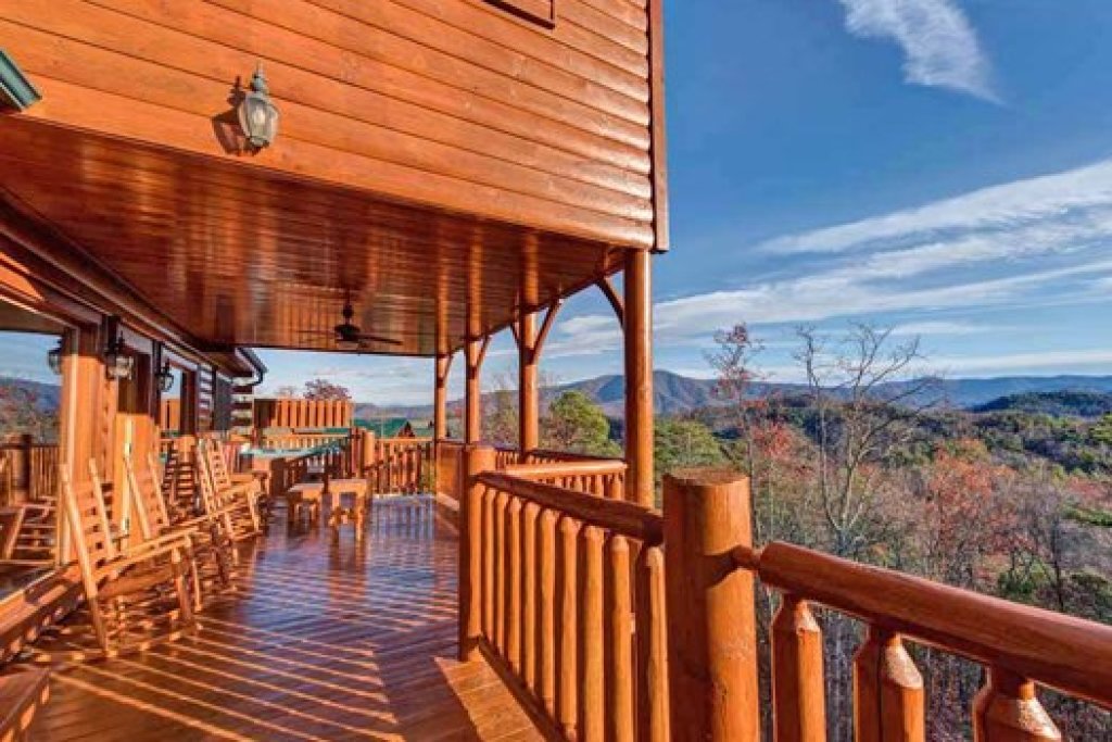 Grand Timber Lodge in Sevierville w/ 5 BR (Sleeps18)