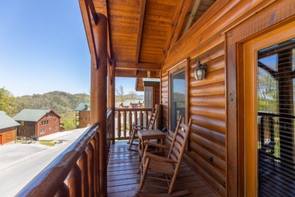 Grand Timber Lodge in Sevierville w/ 5 BR (Sleeps18)