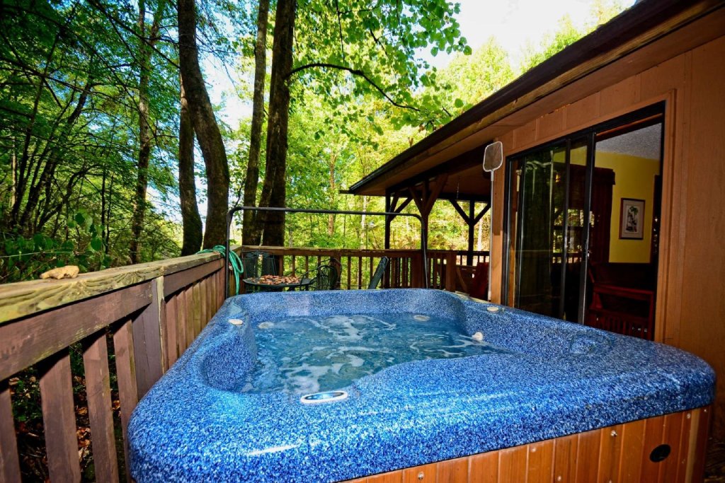 Waterfall Cabin in Sevierville w/ 2 BR (Sleeps7)